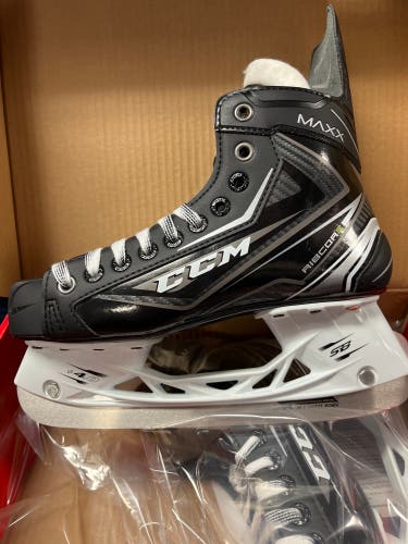Junior CCM Regular Width  Size 5.5 RibCor Maxx Hockey Skates