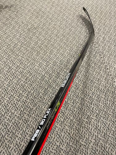 Bauer Hyperlite 30 flex P28 curve right hand stick