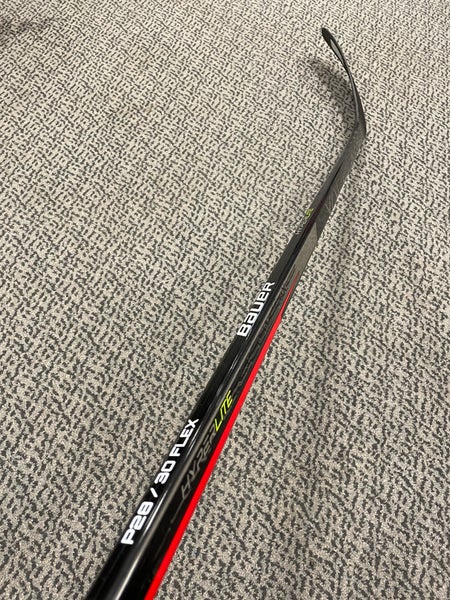 Bauer Hyperlite 30 flex P28 curve right hand stick