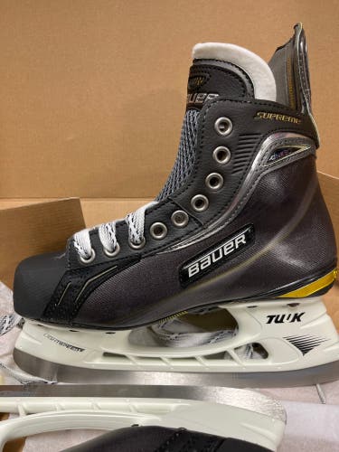 Junior Bauer Regular Width  Size 4 Supreme ONE80 Hockey Skates