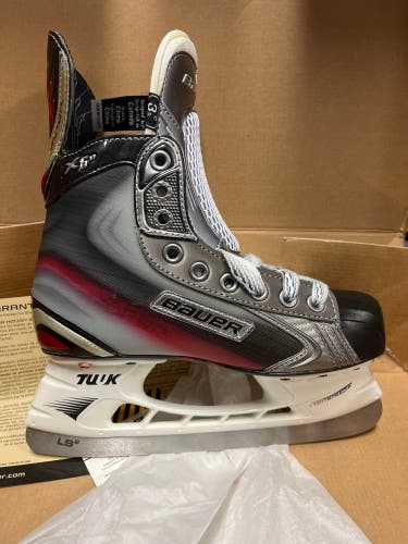Junior Bauer Regular Width  Size 3.5 Vapor X 6.0 Hockey Skates