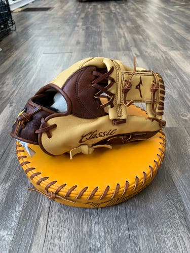 Mizuno Classic GCP55S3 11.75” Glove