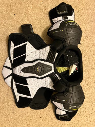 Junior Small CCM  Ultra Tacks Shoulder Pads