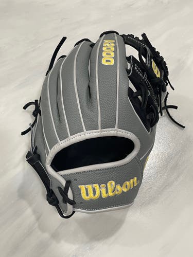 Used Right Hand Throw Wilson Infield A2000 Baseball Glove 11.5"