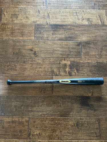 Used  (-3) 30.5 oz 33.5" Baum Bat