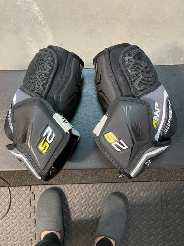 Used Small Bauer Supreme 2S Elbow Pads