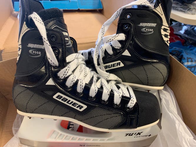 Senior Bauer Regular Width  Size 7.5 Supreme 7000 Hockey Skates