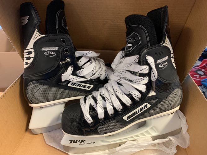 Senior Bauer Regular Width  Size 6 Supreme 7000 Hockey Skates