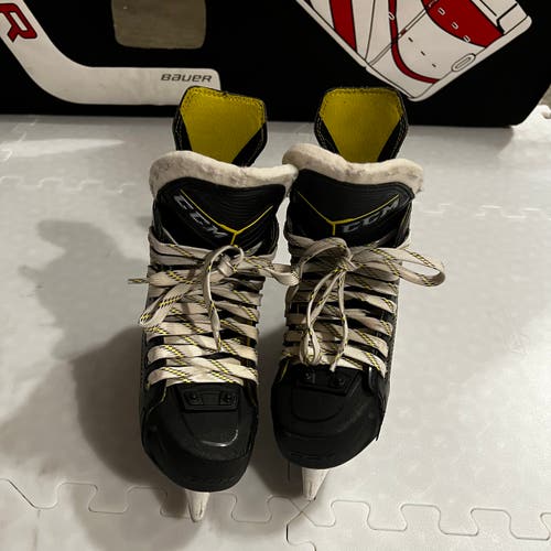 Junior Used CCM Super Tacks 9370 Hockey Skates Regular Width Size 2