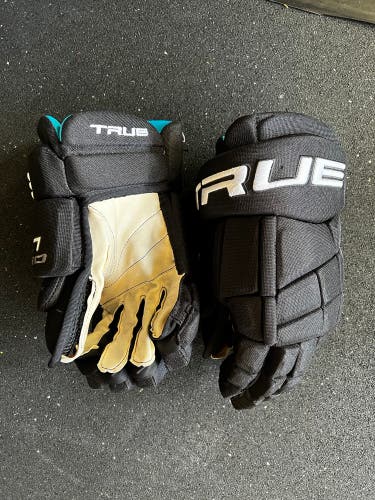 True XC7 pro hockey gloves 13”