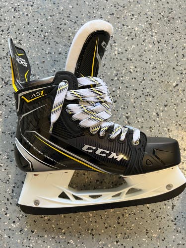 Senior CCM Regular Width Size 8.5 Super Tacks AS1 Hockey Skates
