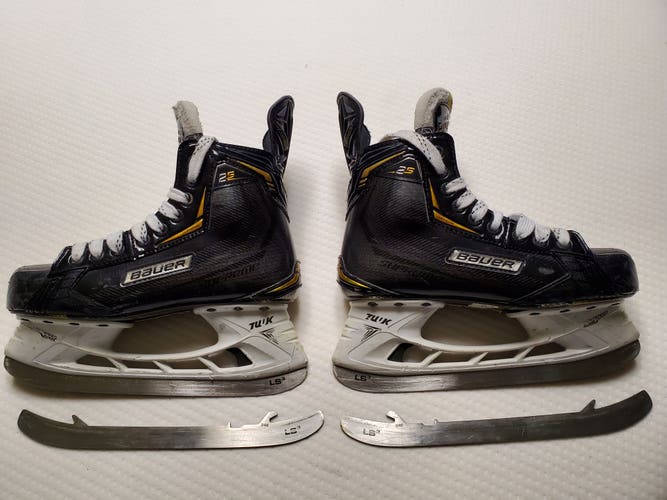 Junior Used Bauer Supreme 2S Hockey Skates Regular Width Size 5.5