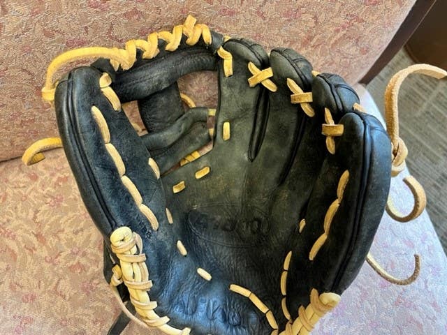 Used Wilson Right Hand Throw Infield A1000 Baseball Glove 11.25"