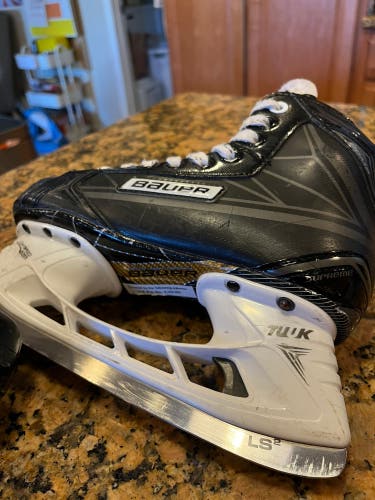 Junior Bauer Regular Width Size 3.5 Supreme Comp Hockey Skates