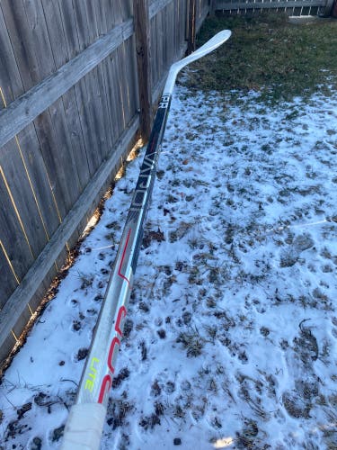 Intermediate Right Handed Mid Pattern  Vapor Hyperlite Hockey Stick