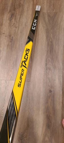 Senior Right Handed Mid Pattern Super Tacks Hockey Stick