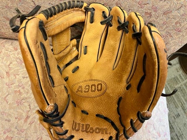Used Wilson Right Hand Throw Infield A900 Baseball Glove 11.5"