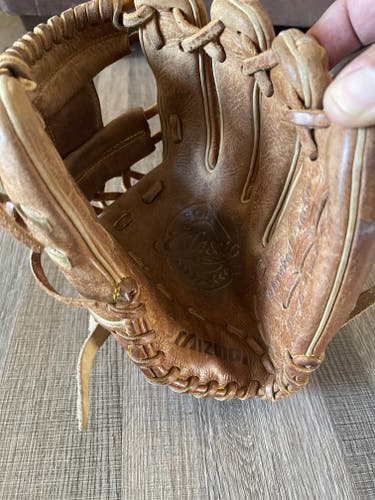 Used Right Hand Throw Mizuno Infield Classic Pro Baseball Glove 11.25"