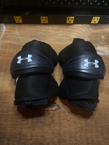 Used Youth Under Armour Strategy Arm Pads