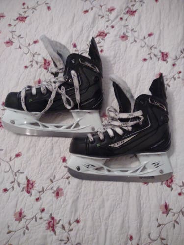 Junior Used CCM RibCor 44k Hockey Skates Regular Width Size 3.5