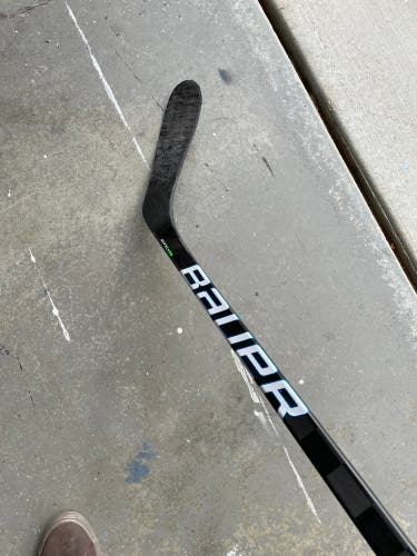 Bauer Nexus Geo P28 curve 77 flex right hand stick