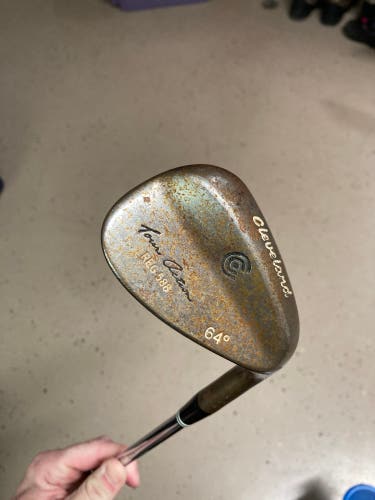 Men's RH Stiff Flex Cleveland 588 64 Degree Wedge