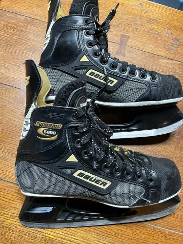 Senior Bauer Regular Width  Size 8.5 Supreme 5000 Hockey Skates
