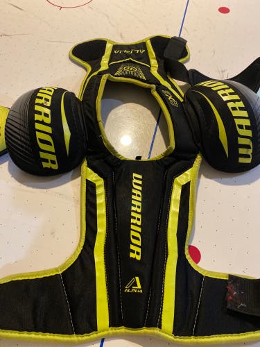 Junior Medium Warrior Alpha QX5 Shoulder Pads