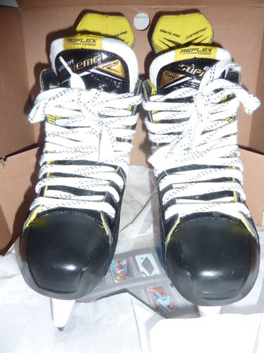 Junior New Bauer Hockey Skates Regular Width Size 4.5