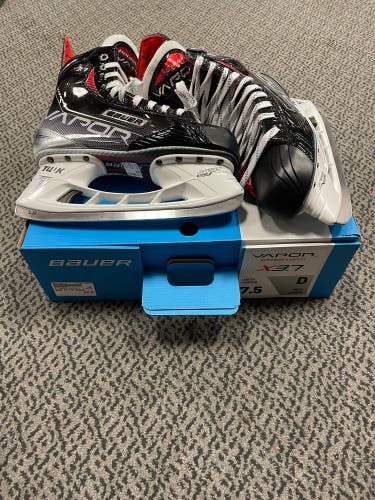 Bauer Vapor X3.7 Size 7.5 D width hockey skate