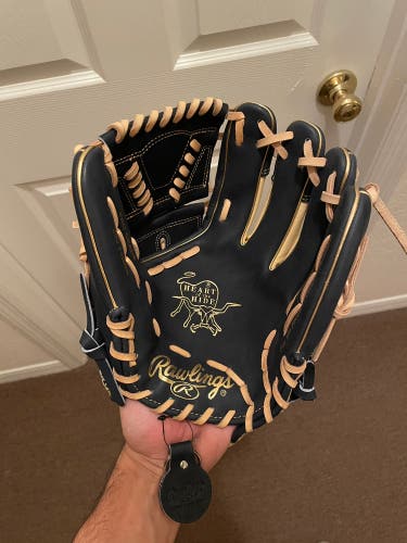 Exclusive 11.75" Heart of the Hide Baseball Glove