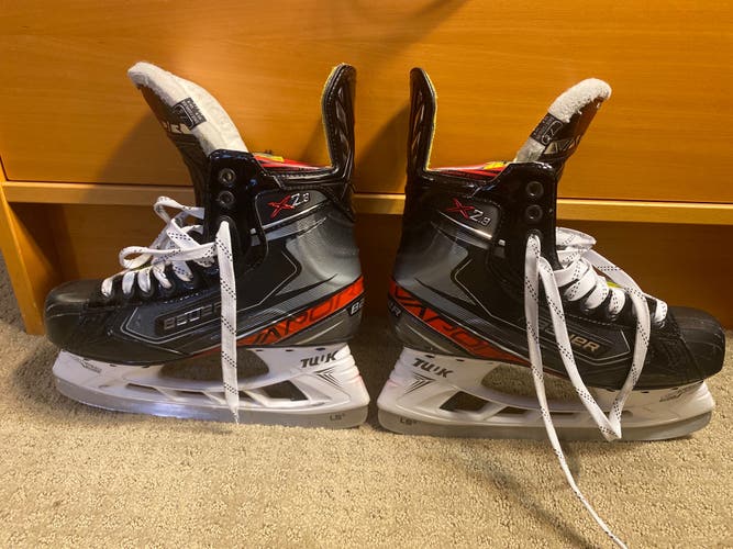 Senior Bauer Regular Width  Size 7.5 Vapor X2.9 Hockey Skates