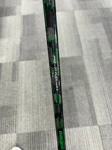 Senior Bauer P92 77Flex Supreme ADV Hockey Stick