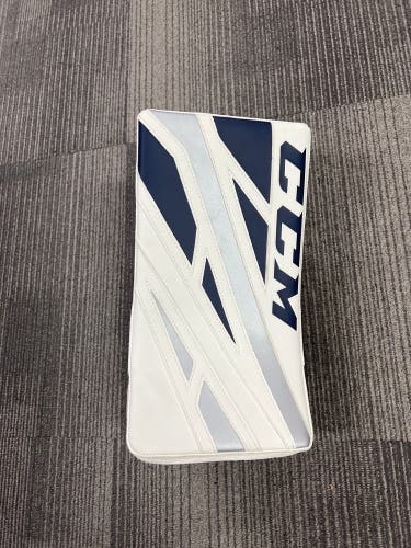 Regular  CCM Extreme Flex E4.5 Sr. Goalie Blocker