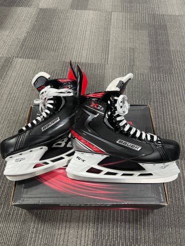 Senior Bauer Regular Width  Size 11 Vapor X2.5 Hockey Skates