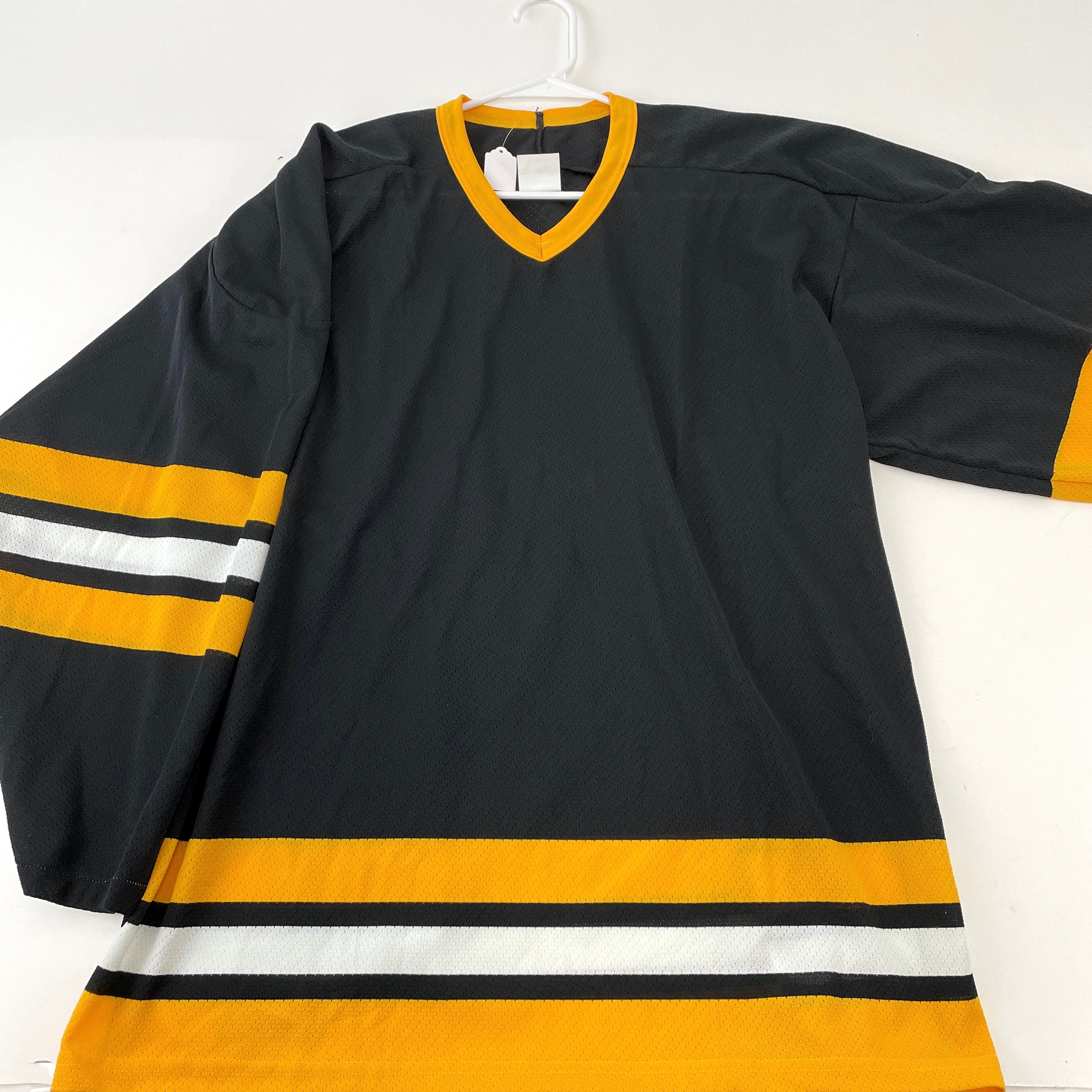 VINTAGE MADE IN CANADA BOSTON BRUINS THE POOH BEAR YOUTH HOCKEY JERSEY SIZE  L/XL