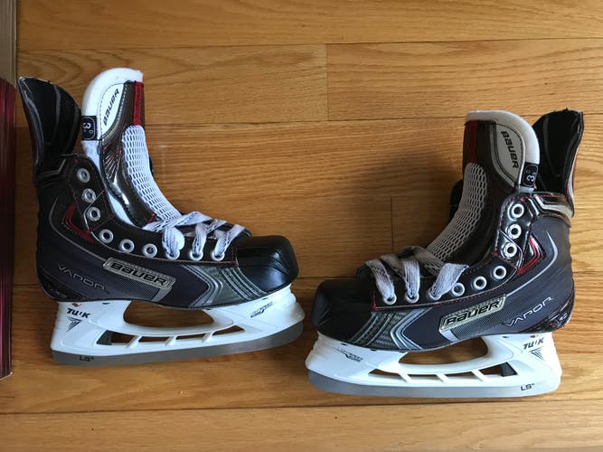 Junior New Bauer Vapor X90 Hockey Skates Regular Width Size 3.5