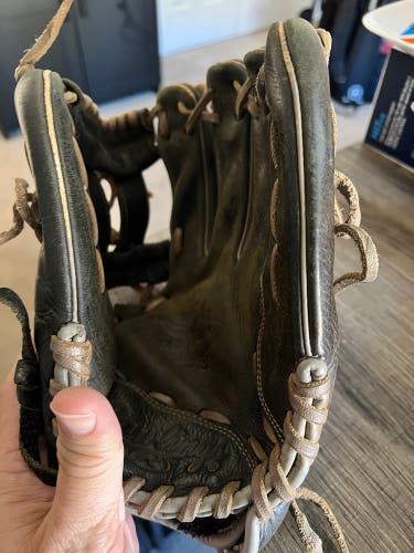 Right Hand Throw 11.5" Select Pro Lite Baseball Glove