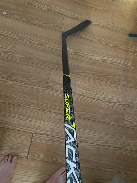 Senior Right Handed Mid Pattern Pro Stock Super Tacks Team Hockey Stick