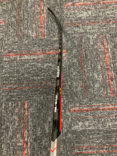 Intermediate Right Handed Mid Pattern  Vapor Hyperlite Hockey Stick