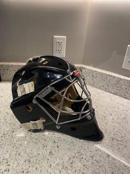 Used Bauer 960 Senior Goalie Helmet Medium