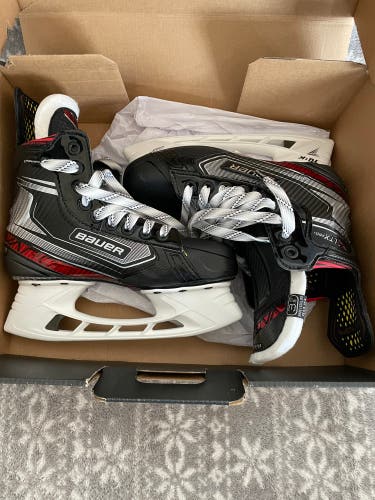 Junior New Bauer Vapor XLTX Pro+ Hockey Skates Regular Width Size 3.5