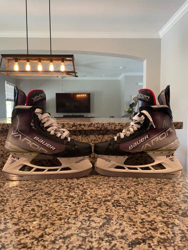 Senior Bauer Regular Width  Size 8 Vapor Hyperlite Hockey Skates