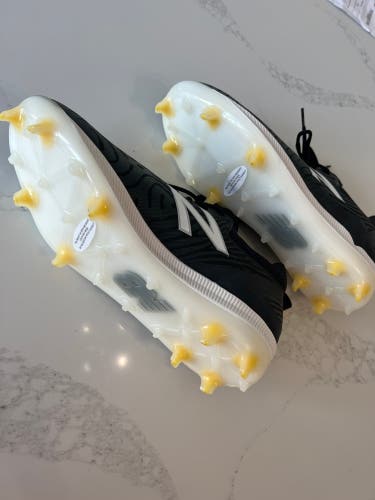 Black Men's Molded Cleats Low Cut Compv1