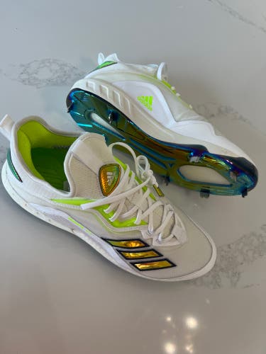 White Men's Metal Low Cut Icon