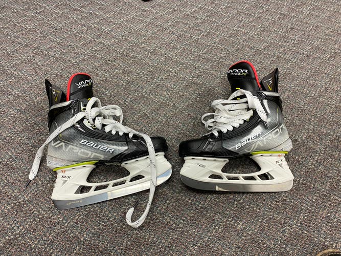 Senior New Bauer Vapor Hockey Skates Regular Width Size 6.5