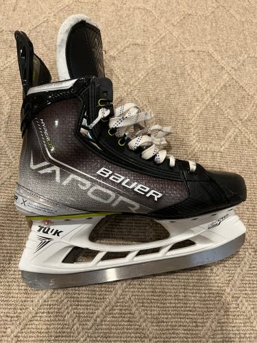 Like new Senior Bauer Regular Width  Size 8.5 Vapor Hyperlite Hockey Skates