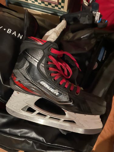 Senior Bauer Regular Width  Size 7 Vapor 2X Hockey Skates