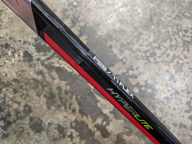 New SR Bauer Right Handed Vapor Hyperlite Hockey Stick P28 77 flex Toe Pattern