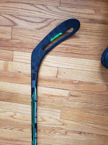 New Senior Bauer Right Handed Sling Hockey Stick P28 77 flex